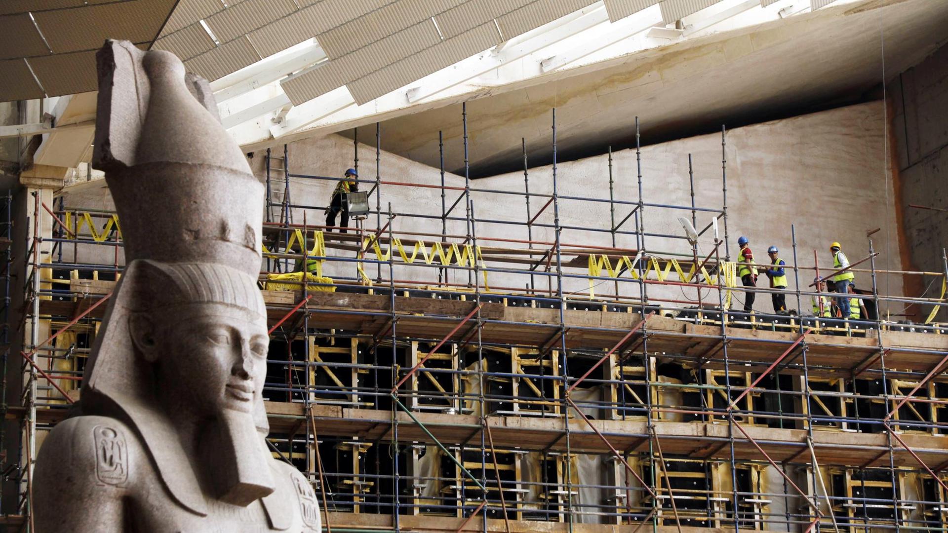 Bauarbeiter stehen am 5.5.2018 auf einem Gerüst auf der Baustelle im Grand Egyptian Museum in der Nähe von Gizeh
