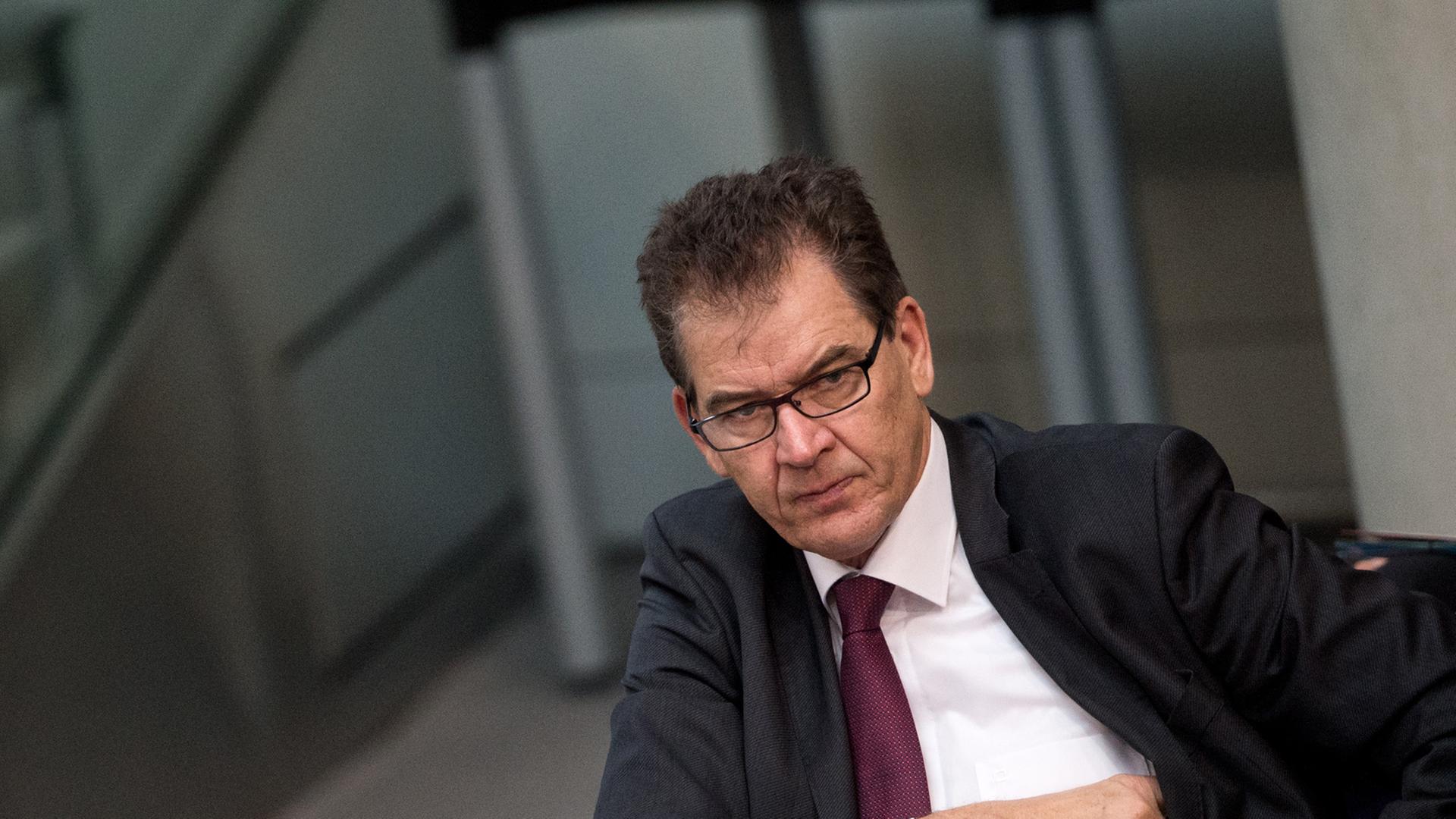 Bundesentwicklungsminister Gerd Müller (CSU) verfolgt am 21.03.2014 die Debatte über den EU-Afrika-Gipfel im Bundestag in Berlin.