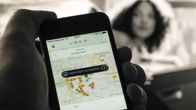 Handy und der Fahrdienst-App Uber