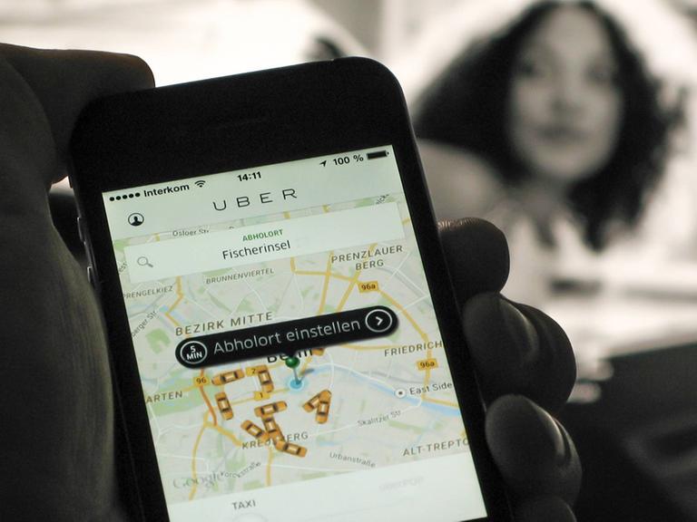 Handy und der Fahrdienst-App Uber