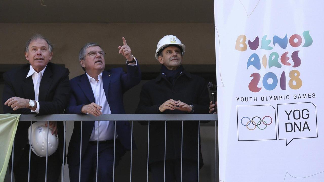 IOC-Präsident Thomas Bach (Mitte) bei der Besichtigung des Olympischen Dorfs für die Olympischen Jugendspiele 2018 in Buenos Aires.