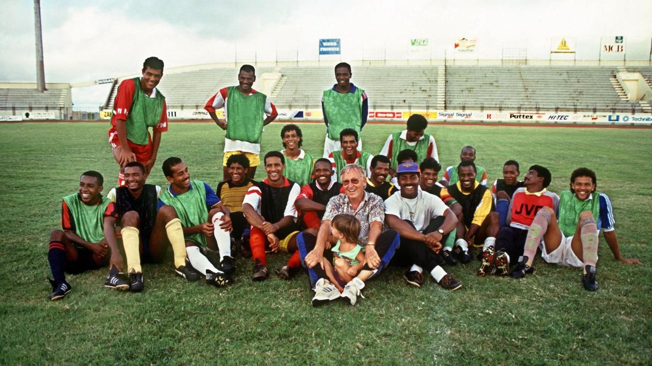 Trainer Rudi Gutendorf im Kreis seiner Spieler vom mauritischen "FC Sunrise". Aufnahme vom Mai 1993.