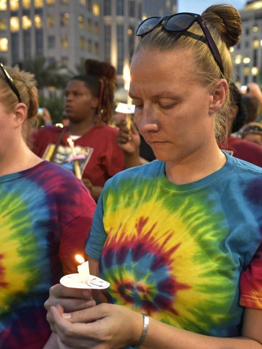 Menschen gedenken (13.6) in Orlando der Opfer des Terroranschlags.