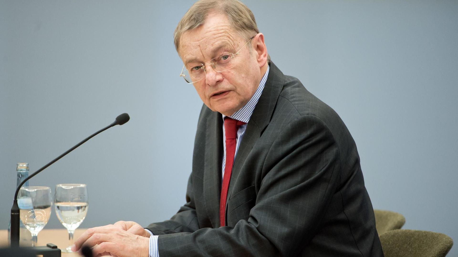 Der Politikwissenschafler Hans Joachim Funke im Zeuge vor dem Untersuchungsausschuss "Rechtsterrorismus/NSU" im Landtag von Baden-Württemberg