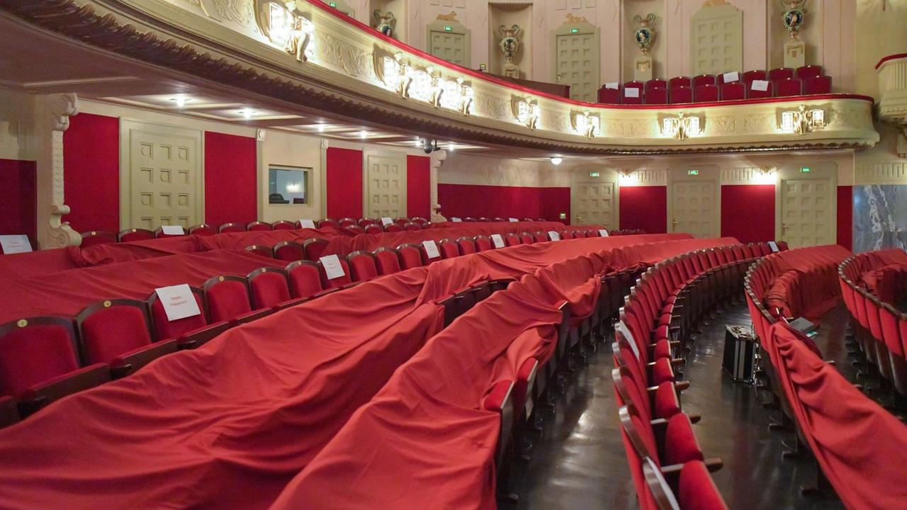Leerer Zuschauerraum im Staatstheater Cottbus. Die Sitzreihen sind mit rotem Tuch bedeckt.