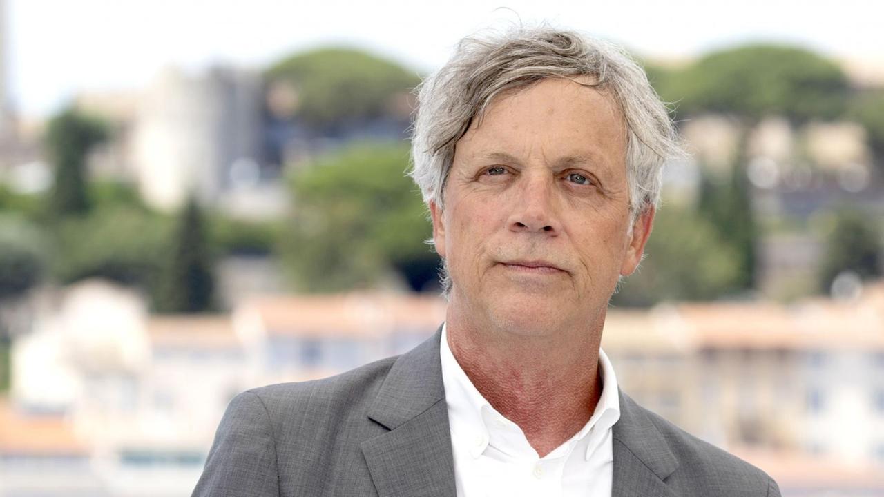 Todd Haynes hat weiße Haare und blickt in die Ferne. Der Hintergrund verschwimmt im Unscharfen.