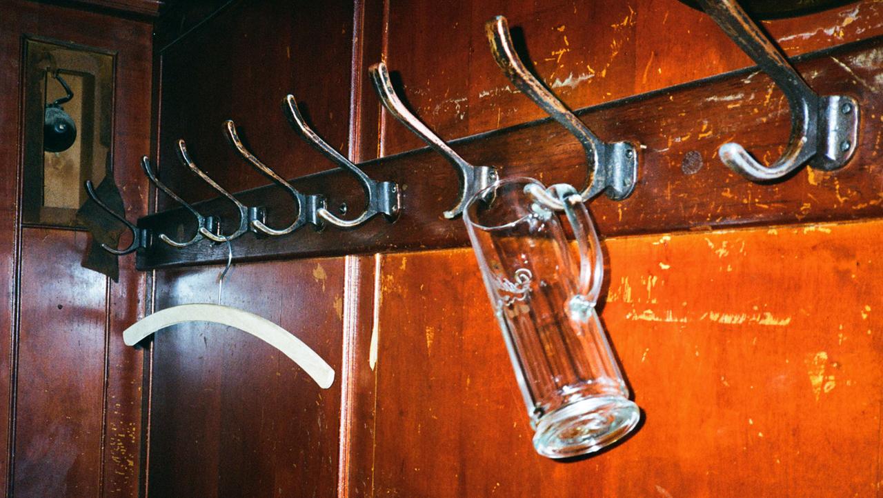 "Bierkrug an Garderobenhaken" aus dem Fotoband NO WAY HOME von William Minke. 