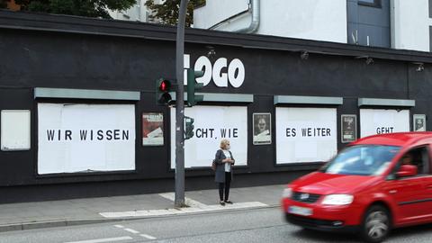 Auf den Plakatwänden am Musikclub Logo an der Grindelallee in Hamburg steht: "Wir wissen nicht, wie es weitergeht".