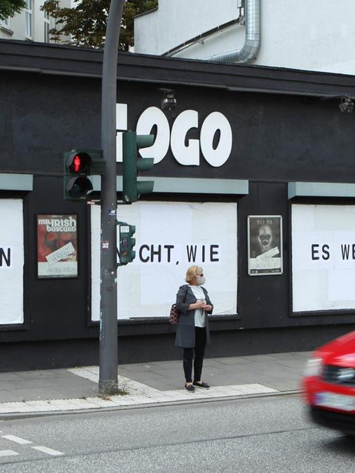 Auf den Plakatwänden am Musikclub Logo an der Grindelallee in Hamburg steht: "Wir wissen nicht, wie es weitergeht".