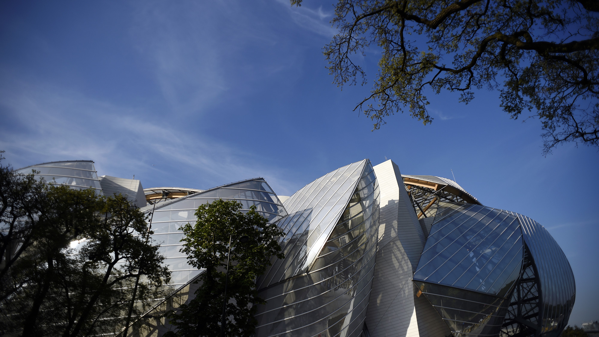 Paris : Fondation Louis Vuitton, oeuvre de l'architecte Frank Gehry,  caravelle de verre et d'acier au coeur du bois de Boulogne - XVIème - Paris  la douce, magazine parisien, culture, sorties, art