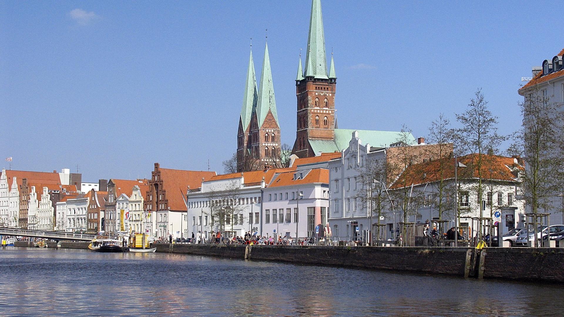 Die Hansestadt Lübeck mit der St. Petri Kirche.