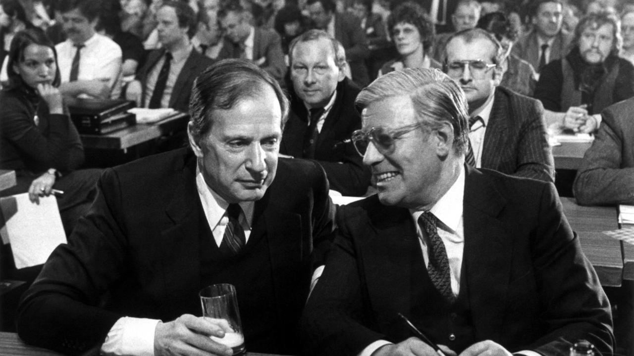 Klaus von Dohnanyi und Helmut Schmidt unterhalten sich beim Bundesparteitag.