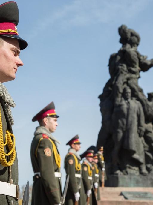 Ukrainische Soldaten stehen vor der Gedenkstätte Babi Jar in Kiew