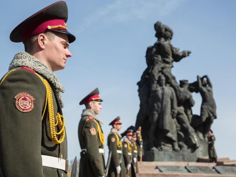 Ukrainische Soldaten stehen vor der Gedenkstätte Babi Jar in Kiew