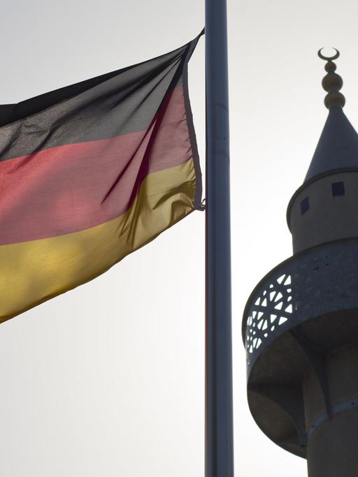 Eine deutsche Fahne weht neben dem Minarett einer Moschee am Rande von Schwäbisch Hall