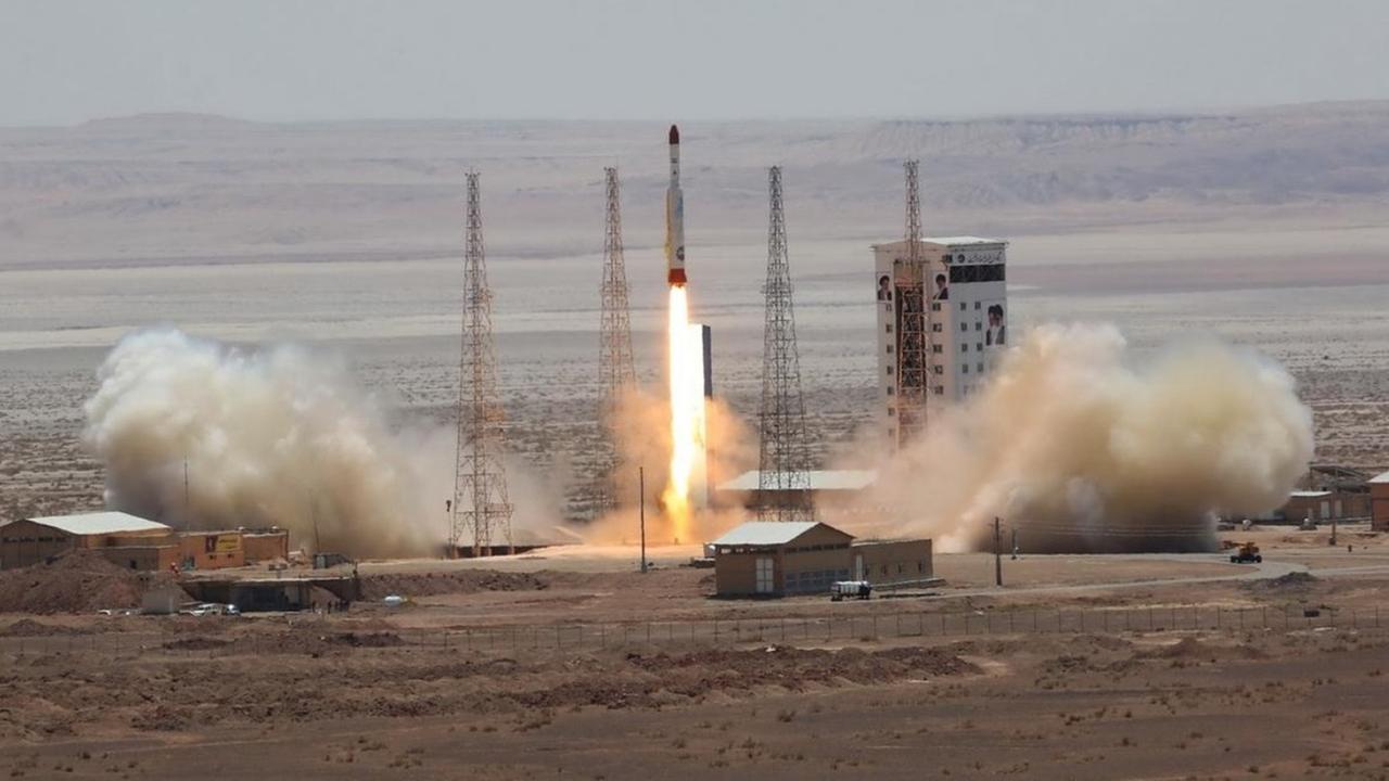 Das Bild zeigt den Start einer iranischen Rakete in einer Wüste.