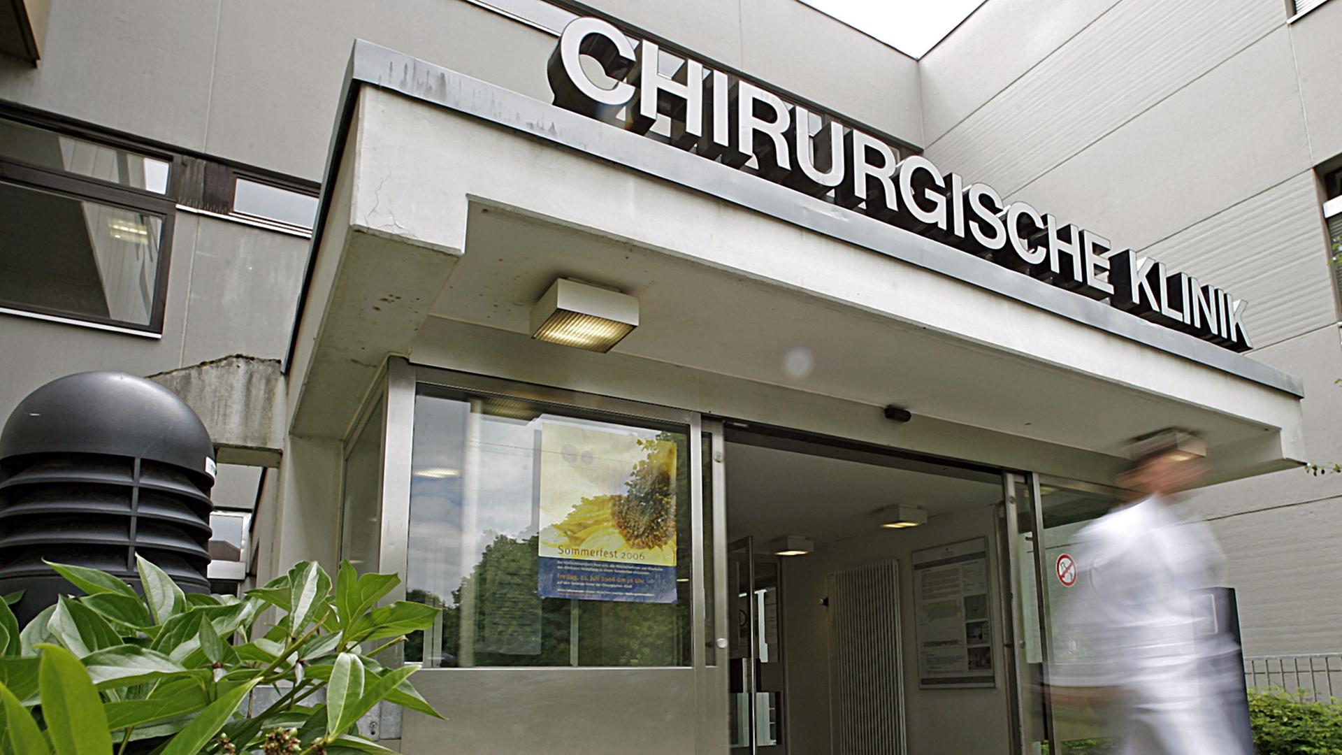 Ein medizinischer Mitarbeiterer verlässt die chirurgische Klinik in Heidelberg.