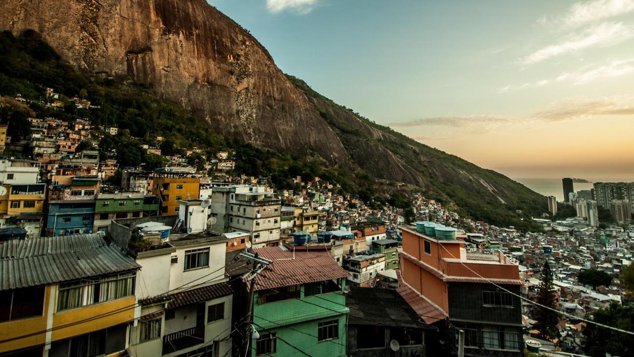 Blick auf Rocinha, ein Favela im Süden Rio de Janeiros.