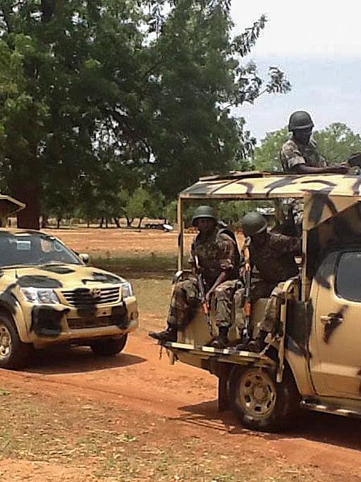 Nigerianische Soldaten in Militärfahrzeugen.