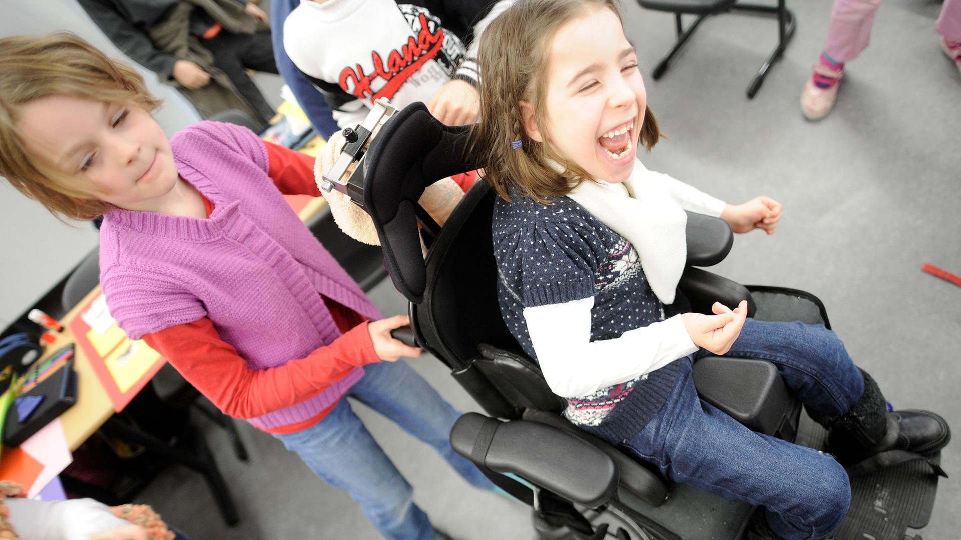 In einer Grundschule wird das gemeinsame Lernen von Kinder mit und ohne Behinderung praktiziert.
