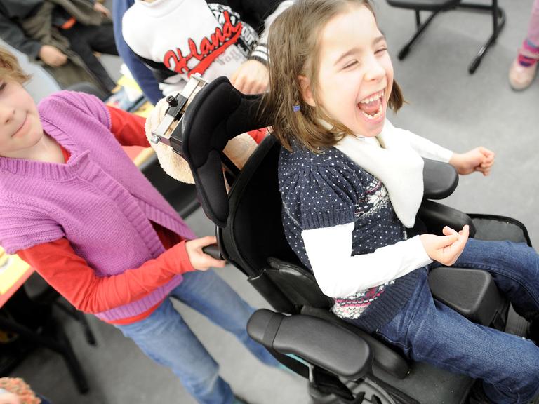 In einer Grundschule wird das gemeinsame Lernen von Kinder mit und ohne Behinderung praktiziert.