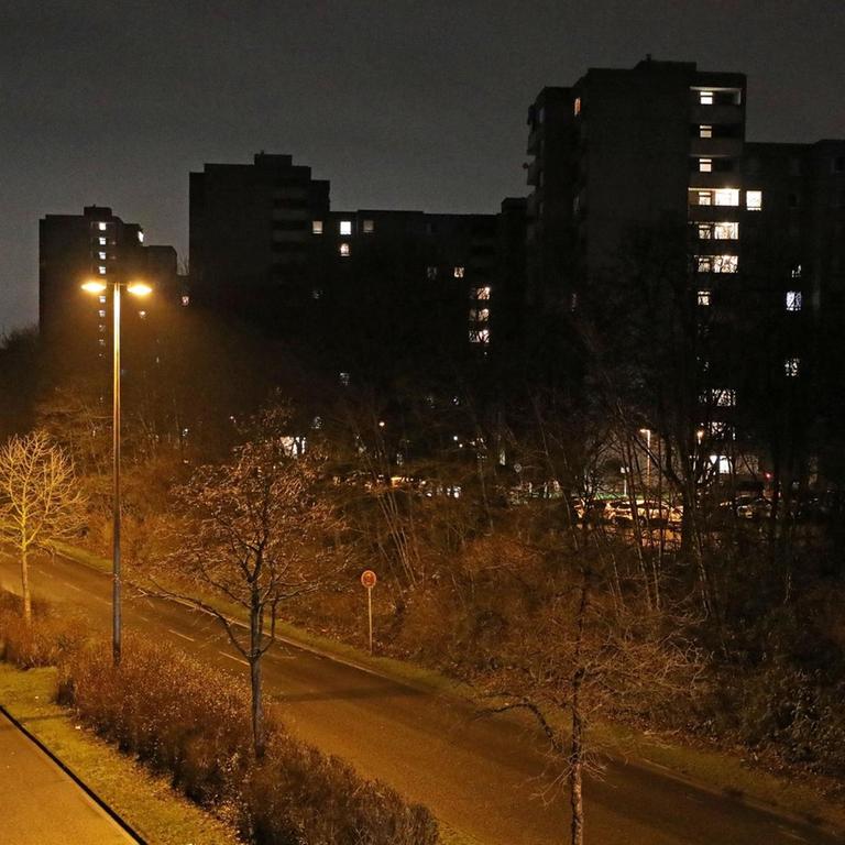 Eine Straße im Stadtteil Chorweiler ist in den Morgenstunden leer. Bundeskanzlerin Merkel und die Regierungschefs der Länder wollen am Dienstag (19.01.2020) über eine mögliche Verschärfung der Lockdown-Regeln beraten.