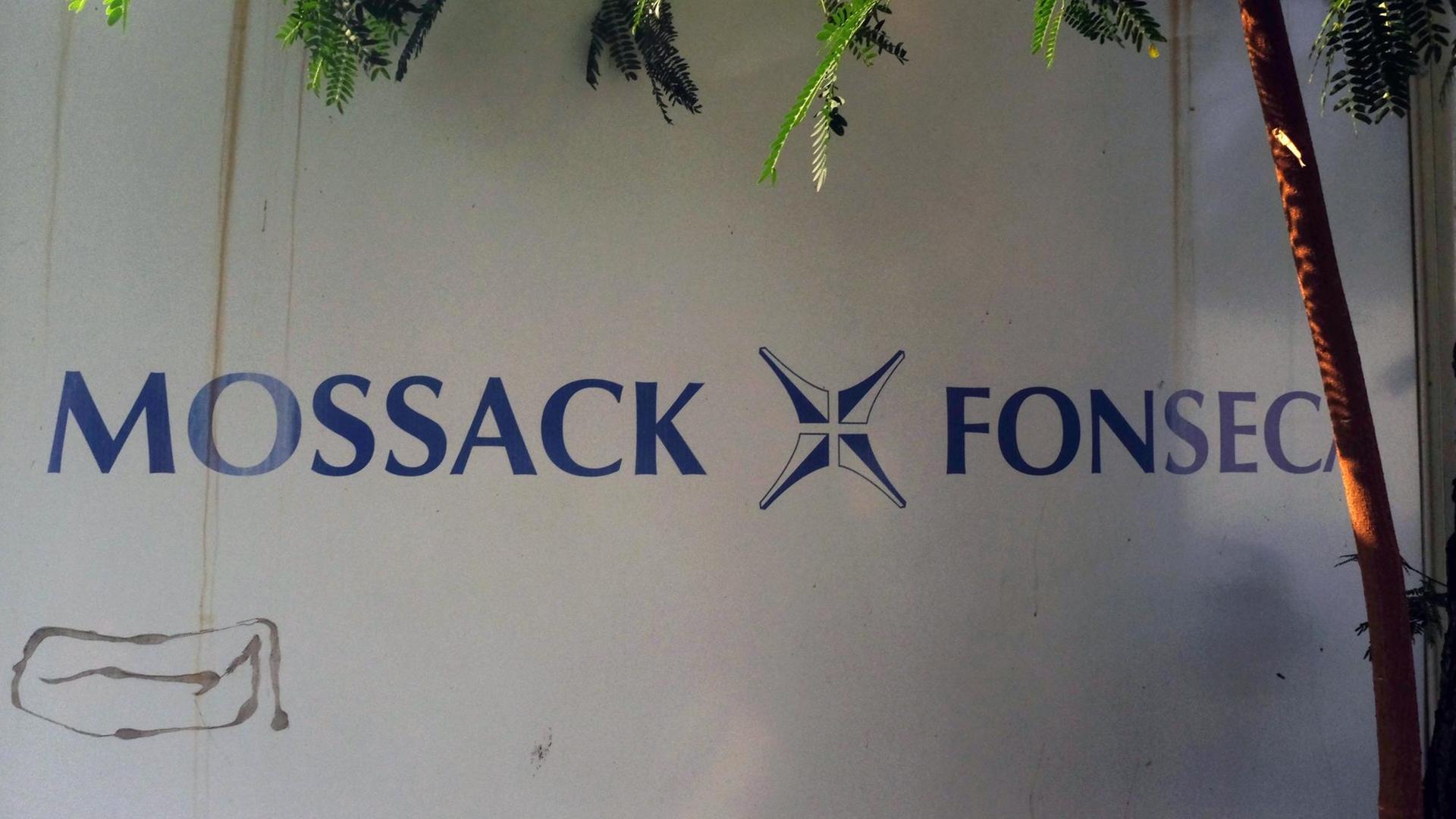Schild der Kanzlei "Mossack Fonseca" an einem Geschäftsgebäude in Panama City