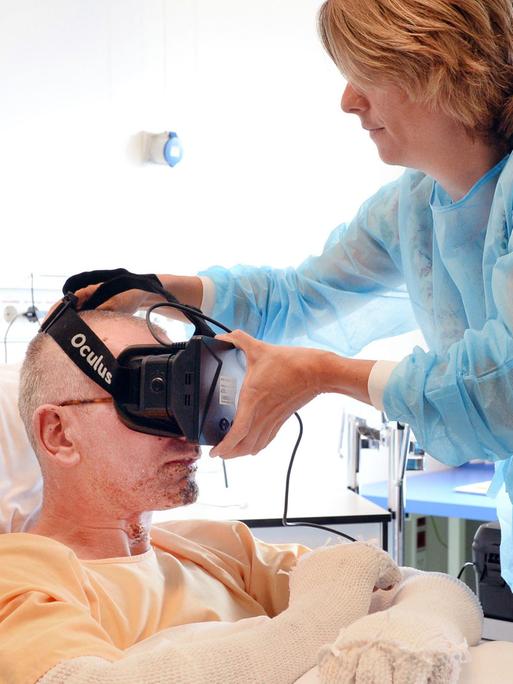 In einem Krankenhaus bekommt ein Patient eine VR-Brille gegen Schmerzen