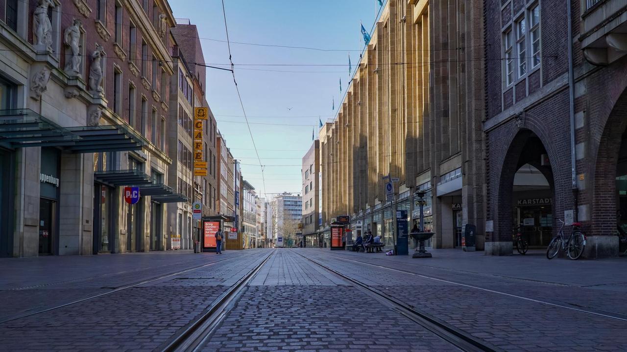 Zur Eindämmung des Coronavirus wurden Geschäftsschließungen, Einschränkungen und Kontaktsperren angeordnet, das Foto zeigt die leere Bremer Einkaufstraße Obernstraße, die Fußgängerzone in Bremen, 2020.