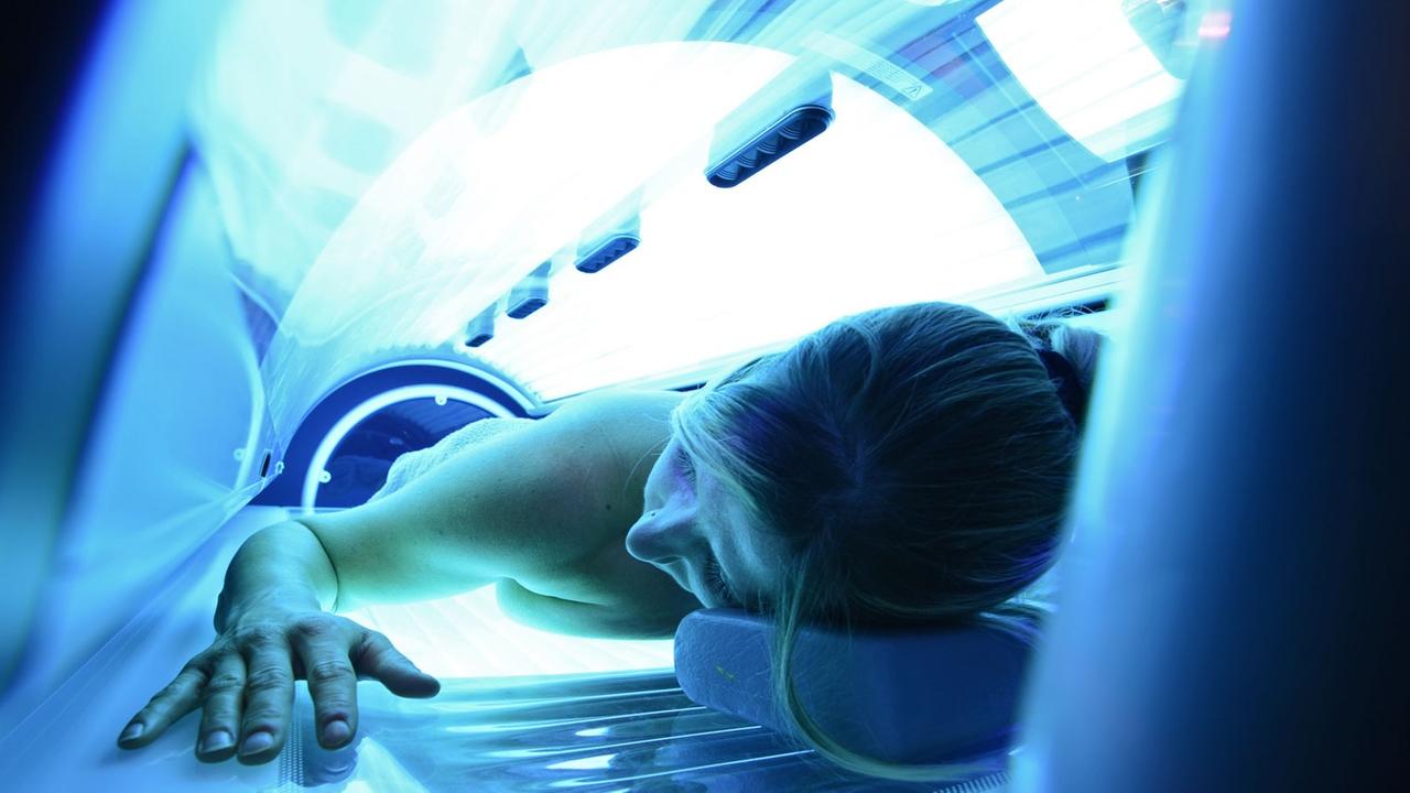 Eine Mitarbeiterin der Therme Jordanbad liegt am 26.02.2013 in Biberach an der Riß (Baden-Württemberg) für den Fotografen im Solarium. Während des dunkelsten Winters seit Jahrzehnten verzeichnen Solarien nach Angaben eines Sprechers vom Bundesfachverband für Besonnung großen Zulauf.