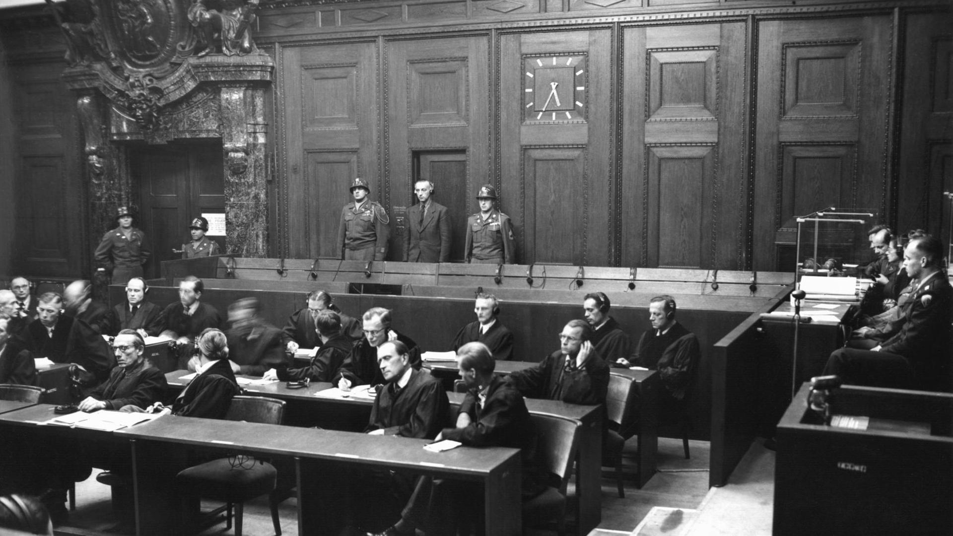 (l-r): Der ehemalige Referent des Reichsjustizsministers in Strafverfolgungsfragen, Günther Joel, während seines Urteilsspruchs. Im Prozeß gegen die 14 Nazi-Juristen sprach der Vorsitzende Richter James T. Brand am 4. Dezember 1947 kein einziges Todesurteil aus. Zu lebenslanger Haft verurteilt wurden Franz Schlegelberger, Herbert Klemm, Oswald Rothaug und Rudolf Oeschey. Ernst Lautz, Wolfgang Mettgenberg, Wilhelm von Ammon und Günther Joel wurden zu zehn Jahren Haft verurteilt. Kurt Rothenberger erhielt sieben Jahre Haft, Josef Altstötter fünf Jahre. Freigesprochen wurden Paul Barnickel, Hans Petersen, Günther Nebelung und Hermann Cuhorst. (l-r): Der ehemalige Referent des Reichsjustizsministers in Strafverfolgungsfragen, Günther Joel, während seines Urteilsspruchs. Im Prozeß gegen die 14 Nazi-Juristen sprach der Vorsitzende Richter James T. Brand am 4. Dezember 1947 kein einziges Todesurteil aus. Zu lebenslanger Haft verurteilt wurden Franz Schlegelberger, Herbert Klemm, Oswald Rothaug und Rudolf Oeschey. Ernst Lautz, Wolfgang Mettgenberg, Wilhelm von Ammon und Günther Joel wurden zu zehn Jahren Haft verurteilt. Kurt Rothenberger erhielt sieben Jahre Haft, Josef Altstötter fünf Jahre. Freigesprochen wurden Paul Barnickel, Hans Petersen, Günther Nebelung und Hermann Cuhorst.