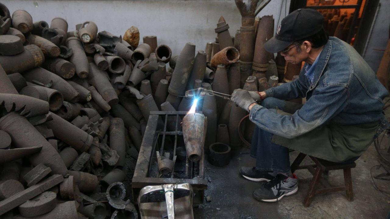 Bildnummer: 59077004 Datum: 14.01.2013 Copyright: imago/Xinhua (130114) -- KINMEN, Jan. 14, 2013 (Xinhua) -- Wu Tzeng-dong cuts an artillery shell in Maestro Wu s Steel Knife Factory that Wu s grandfather founded in 1937 and passed down to him in Kinmen, southeast China s Taiwan, Jan. 14, 2013. The factory is famed for making Kinmen knife , which is a series of kitchen knives and household cutlery made from abandoned artillery shells. (Xinhua/Xing Guangli) (zn) CHINA-TAIWAN-KINMEN-KNIFE MAKING (CN) PUBLICATIONxNOTxINxCHN Wirtschaft Produktion Messer Stahlmesser x0x xac 2013 quer 59077004 Date 14 01 2013 Copyright Imago XINHUA Of Kinmen Jan 14 2013 XINHUA Wu Dong cuts to Artillery Shell in Maestro Wu S Steel Knife Factory Thatcher Wu S Grandfather Founded in 1937 and passed Down to HIM in Of Kinmen South East China S TAIWAN Jan 14 2013 The Factory IS famed for Making Of Kinmen Knife Which IS a Series of Kitchen knives and House cutlery Made from Abandoned Artillery Shells XINHUA Xing Guangli Zn China TAIWAN Of Kinmen Knife Making CN PUBLICATIONxNOTxINxCHN Economy Production Knife x0x 2013 horizontal