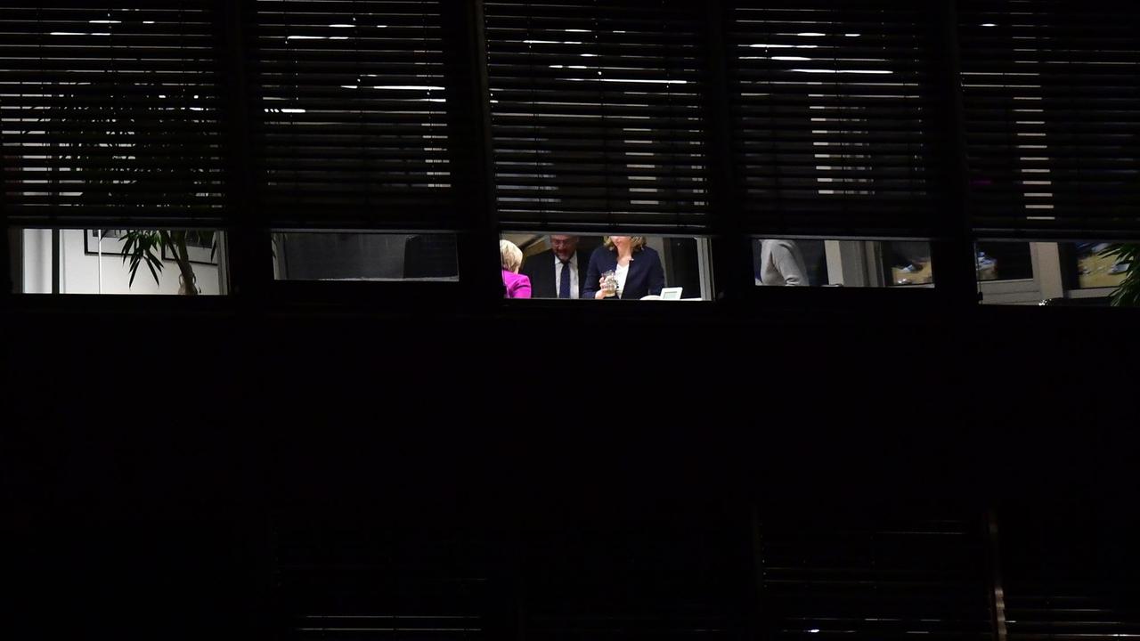 Kanzlerin Merkel, SPD-Chef Schulz und weitere Politiker in der Nacht während der Koalitionsverhandlungen.