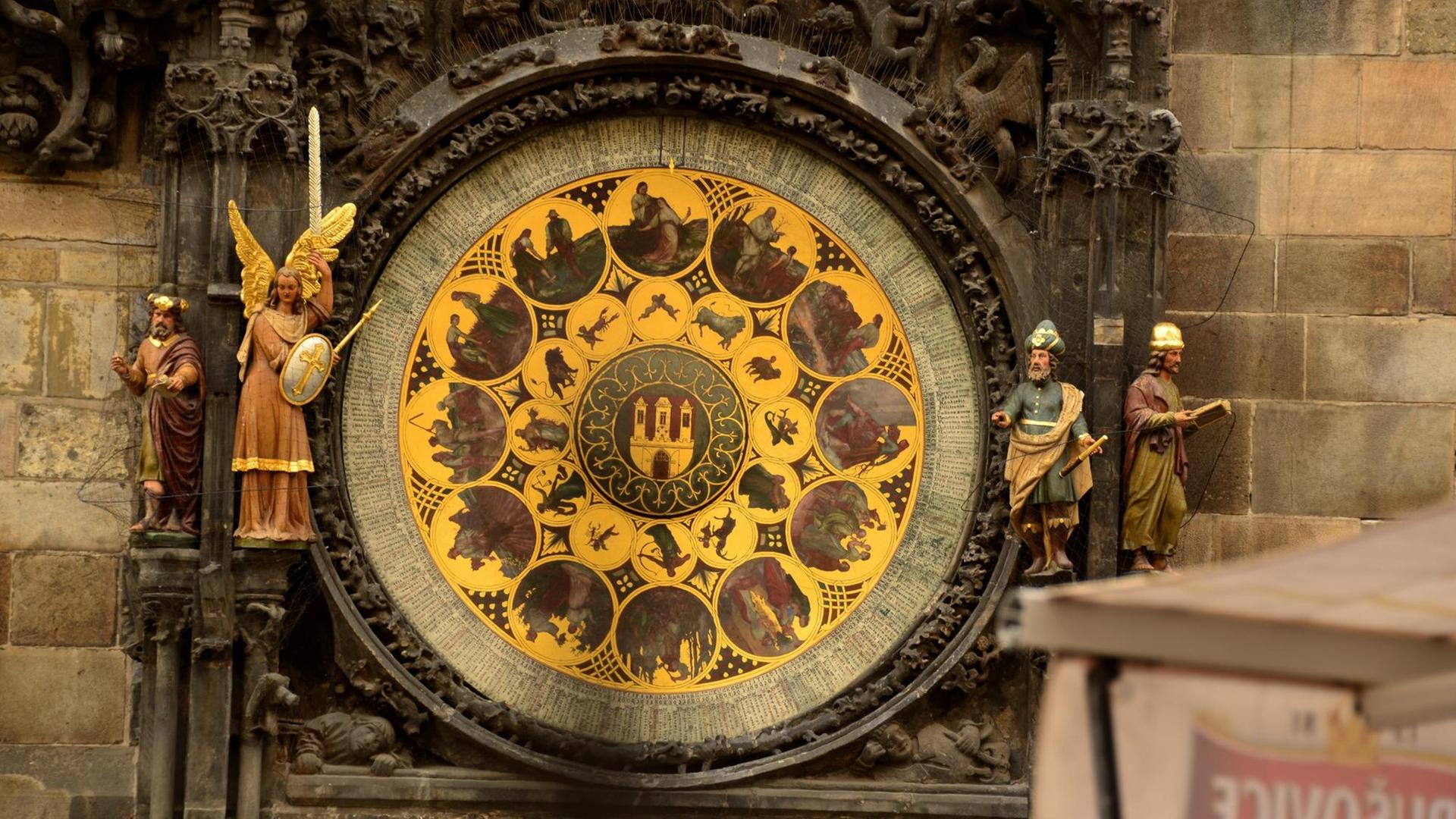 Diese Kalenderscheibe in Prag wurde bereits im 15. Jahrhundert mit Tierkreiszeichen und Monatsbildern geschmückt.