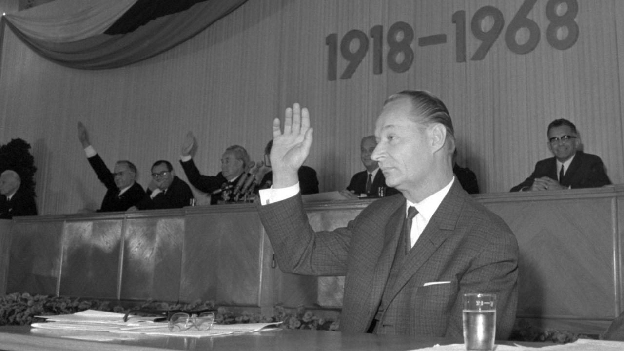 Der Führer der Kommunistischen Partei der Tschechoslowakei, Alexander Dubcek, bei einer Abstimmung im Parlament am 27. Oktober 1968