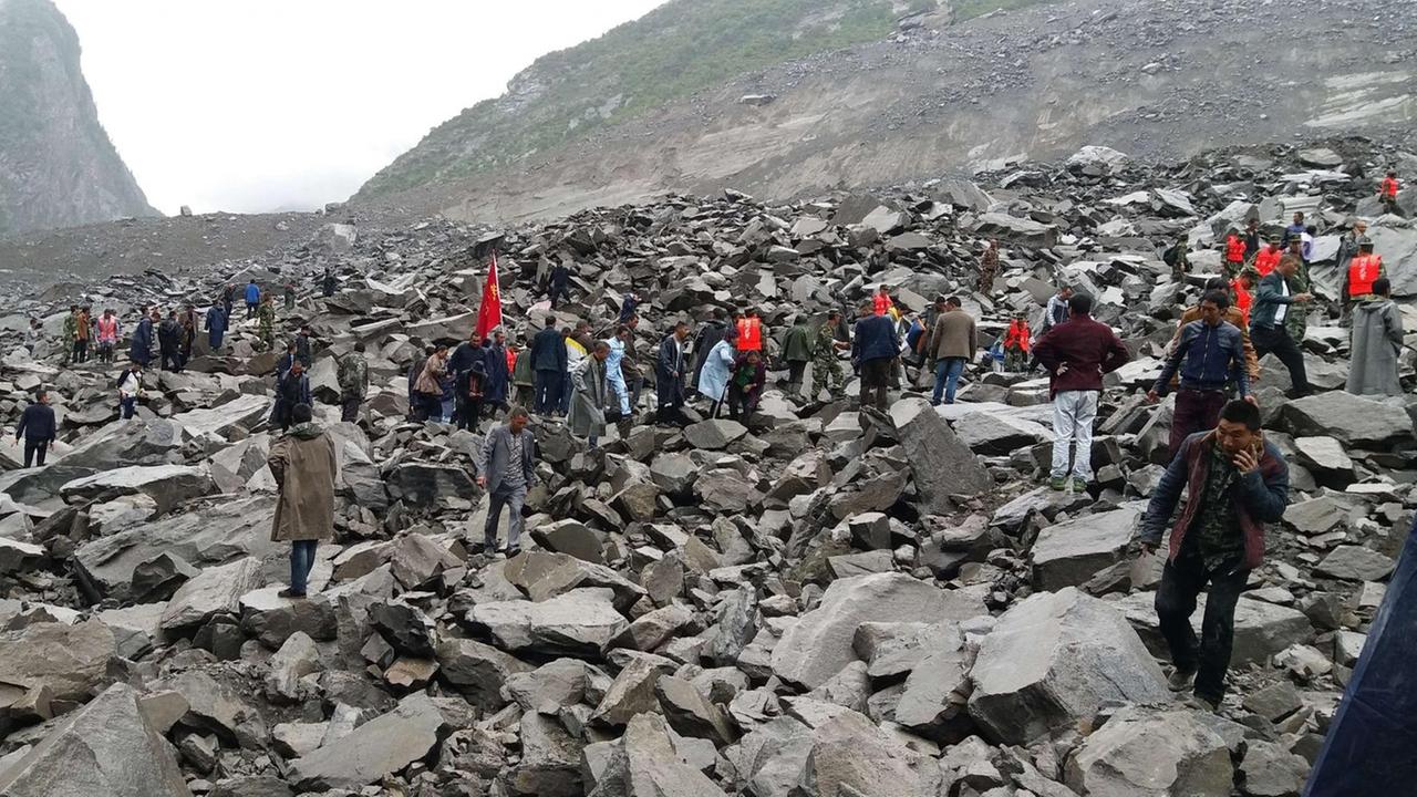 Chinesische Rettungskräfte suchen nach einem Erdrutsch in der Provinz Sichuan nach Überlebenden.