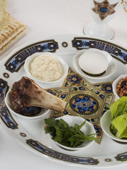 Ein gedeckter Seder-Tisch. Seder ist ein jüdisches Fest, bei dem in bestimmte Speisen in einer festgelegten Reihenfolge verzehrt werden