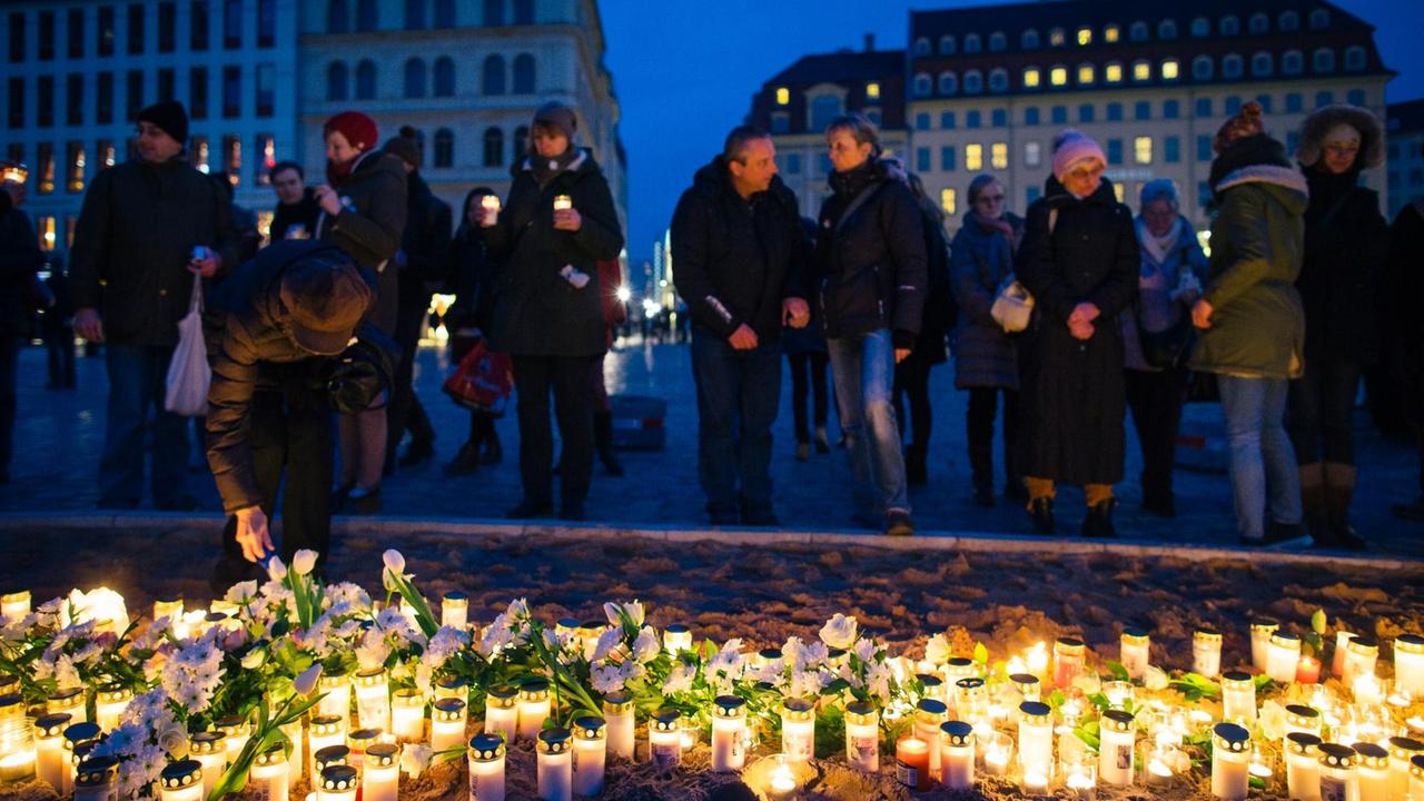 Dresdner und Touristen stellen am 13.02.2016 in Dresden vor der Frauenkirche Kerzen auf. 