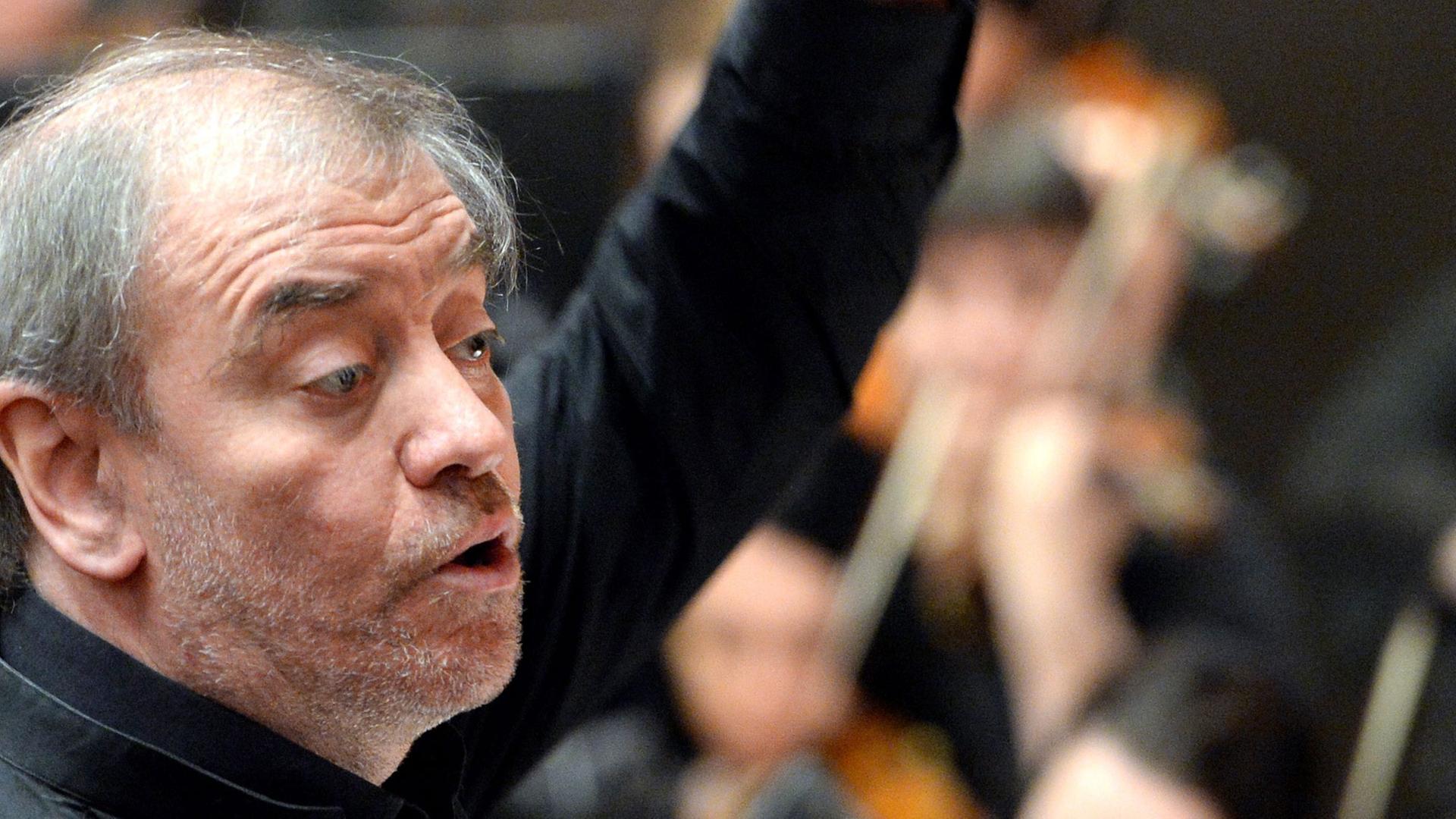 Der Intendant Valeri Gergijew dirigiert das Orchester des Mariinski-Theaters im russischen St. Petersburg.