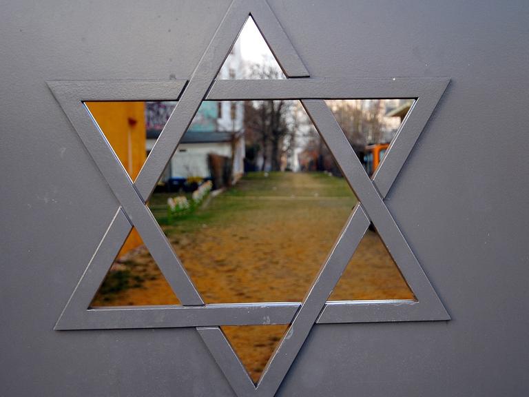 „Die Zahl der Schändungen jüdischer Friedhöfe ist die niedrigste seit dem Jahr 2000", las man im Mai in einer Tageszeitung.