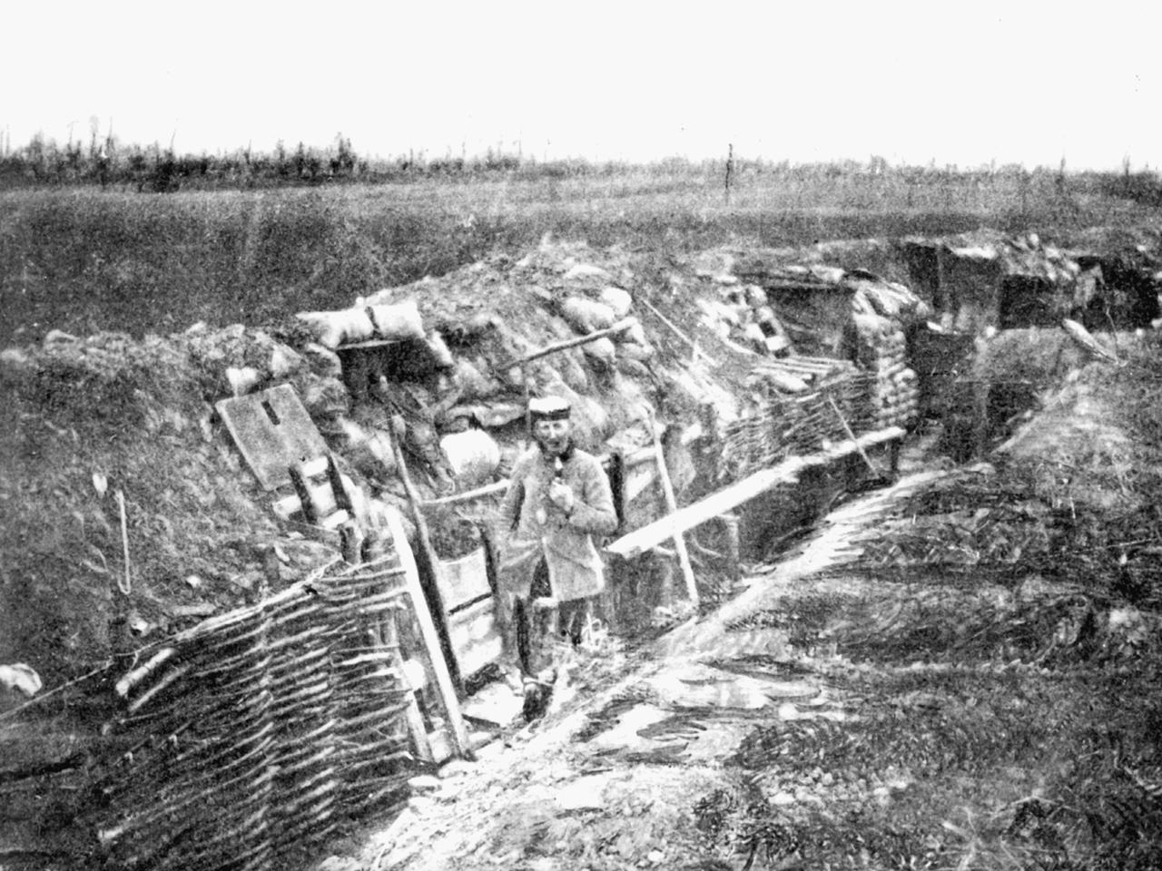 Ein deutscher Soldat in einem Schützengraben vor Ypern am 24. April 1915.