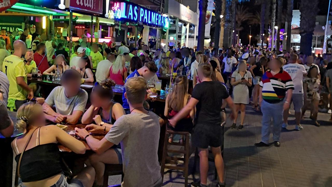 Menschen feiern auf Mallorca in Bars und Kneipen.