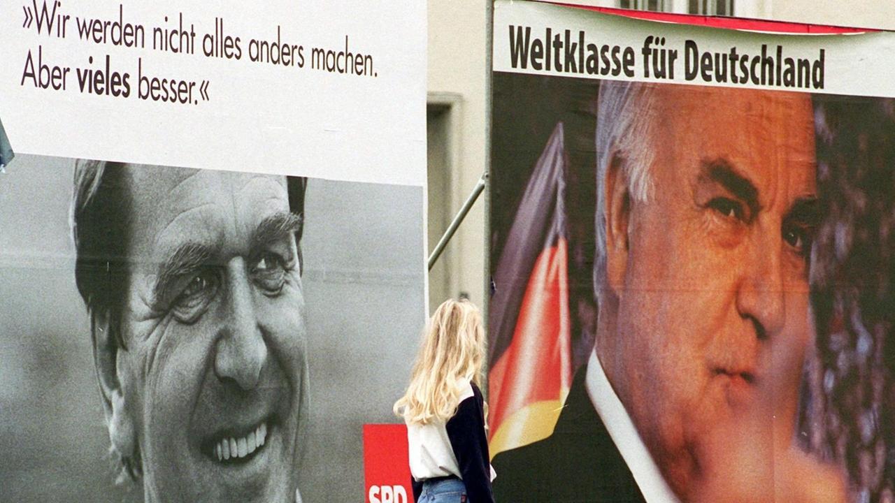 Vier Wochen vor der Bundestagswahl 1998 sin in Hannover nebeneinander auf großflächigen Plakattafeln Gerhard Schröder (SPD), damals Niedersachsens Ministerpräsident, und der damalige Bundeskanzler Helmut Kohl (CDU) zu sehen. 