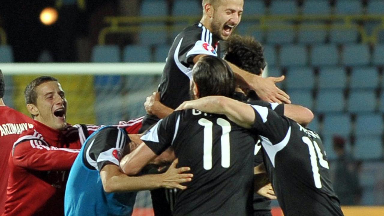 Spieler der albanischen Fußball-Nationalmannschaft jubeln am Ende des Spiels gegen Armenien, mit dem sich das Team für die Europameisterschaft 2016 in Frankreich qualifiziert hat.