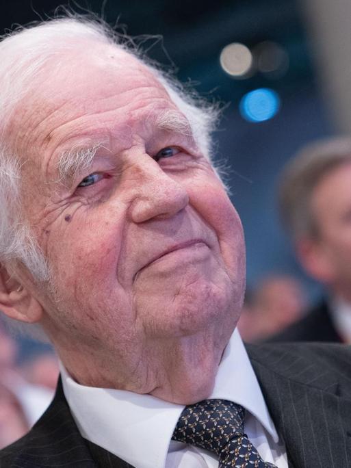 Der ehemalige CDU-Politiker und Ministerpräsident von Sachsen Kurt Biedenkopf blickt in die Kamera. Auf dieser Aufnahme von 2019 ist er 89 Jahre alt.