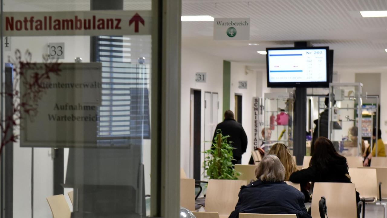 Patienten sitzen in einer Notfallambulanz Patienten sitzen in einer Notfallambulanz