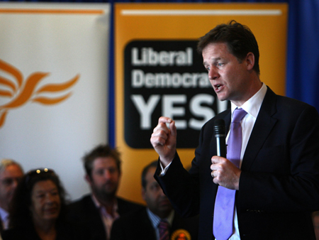 Nick Clegg, Parteichef der Liberaldemokraten in Großbritannien bei einer Rede vor dem Banner seiner Partei.