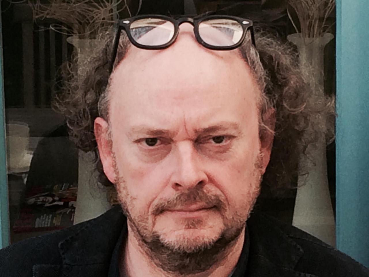Der Schrifsteller und Theologe Klaas Huizing schaut in die Kamera
