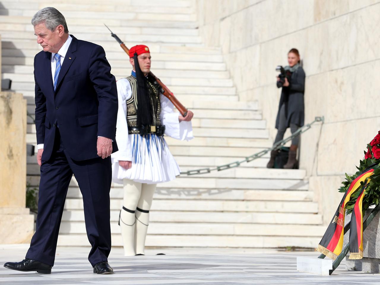 Bundespräsident Joachim Gauck legt am 06.03.2014 am Grabmal des unbekannten Soldaten in Athen einen Kranz nieder.
