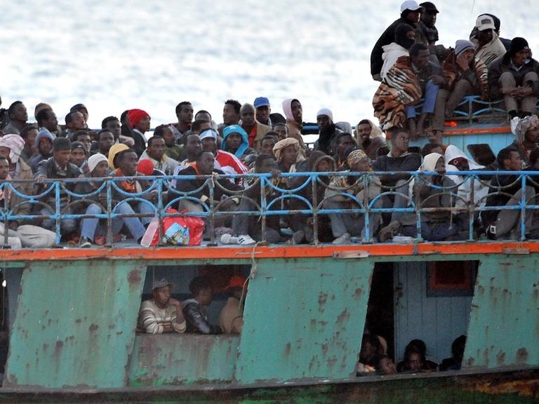 Ein Boot mit Flüchtlingen vor der italienischen Insel Lampedusa